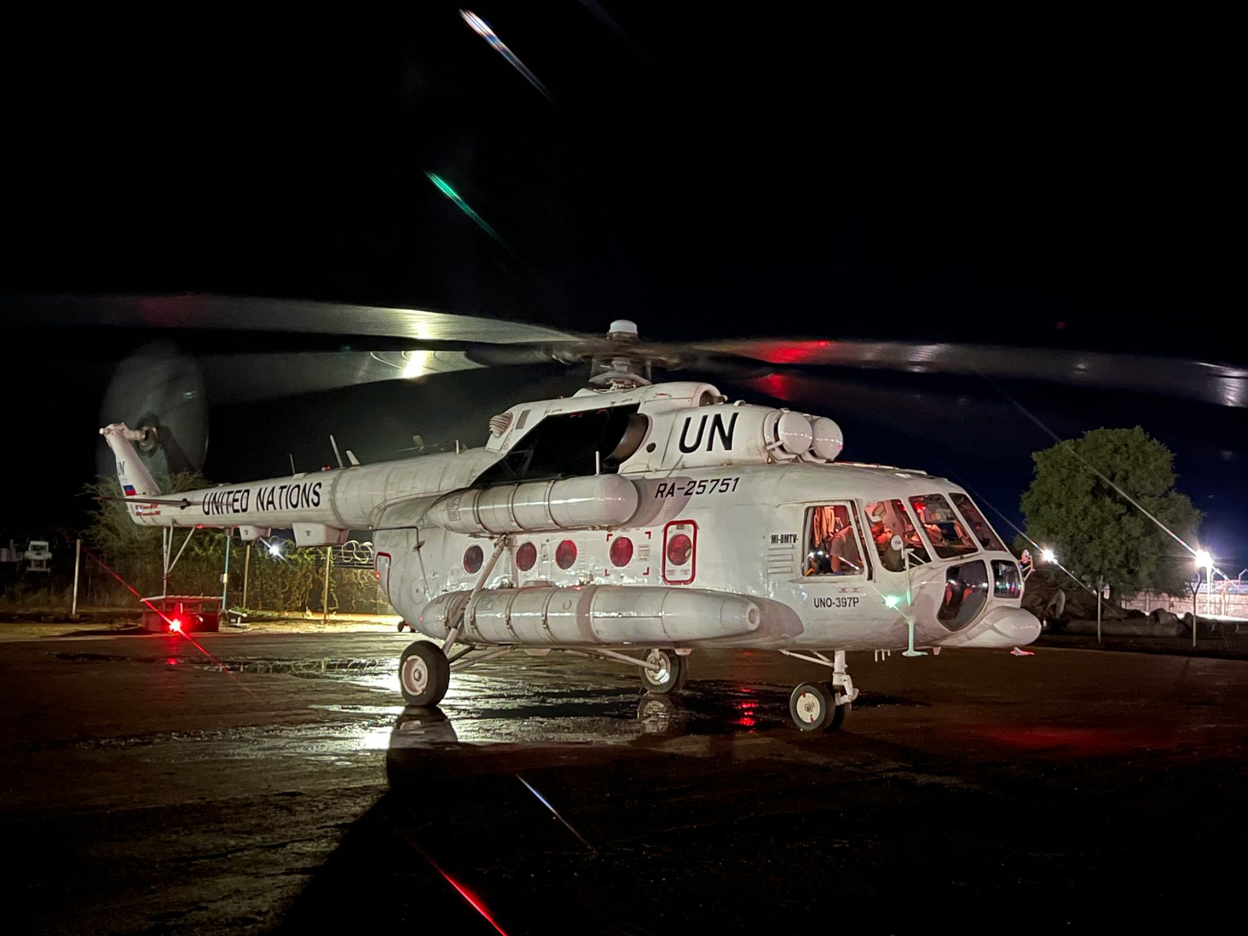 Gece pistte bekleyen Birleşmiş Milletler helikopteri